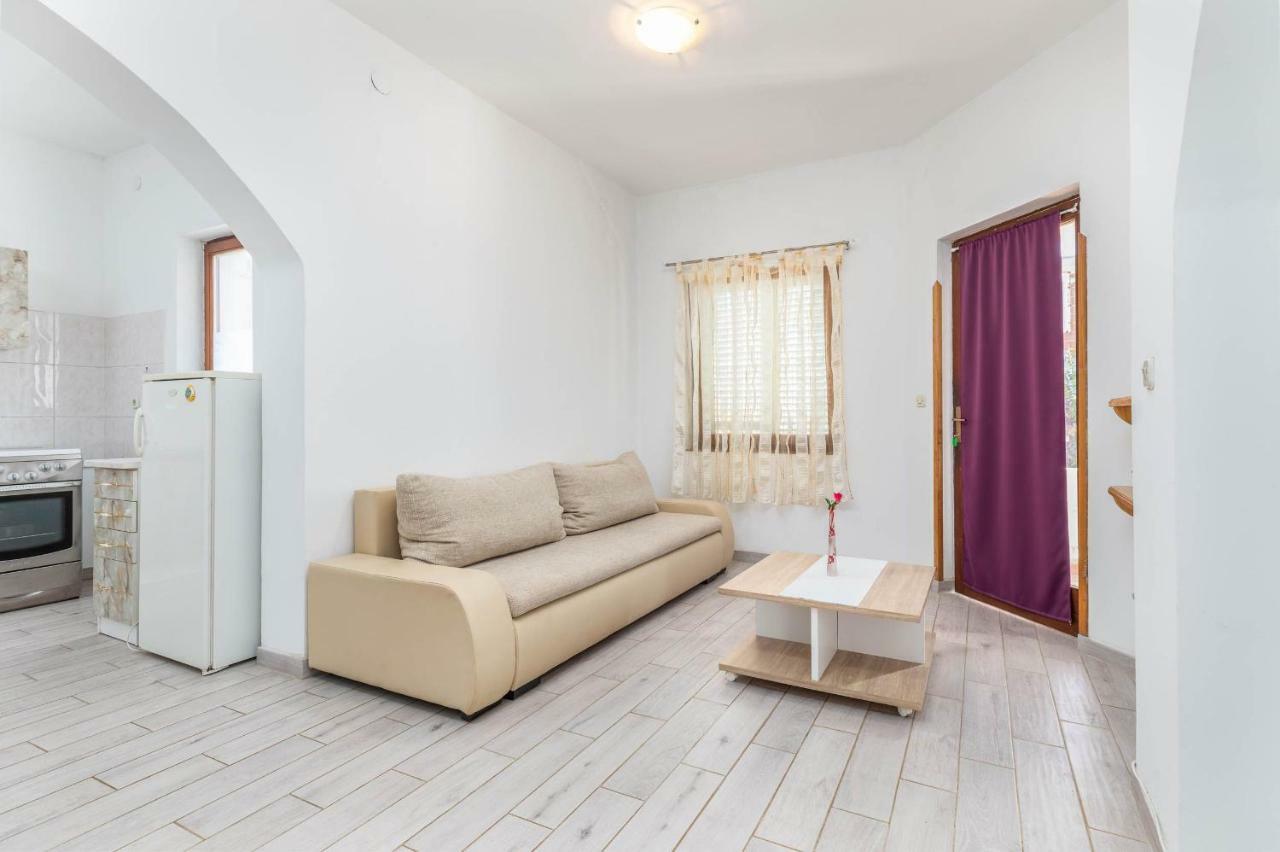 Chude Apartment *